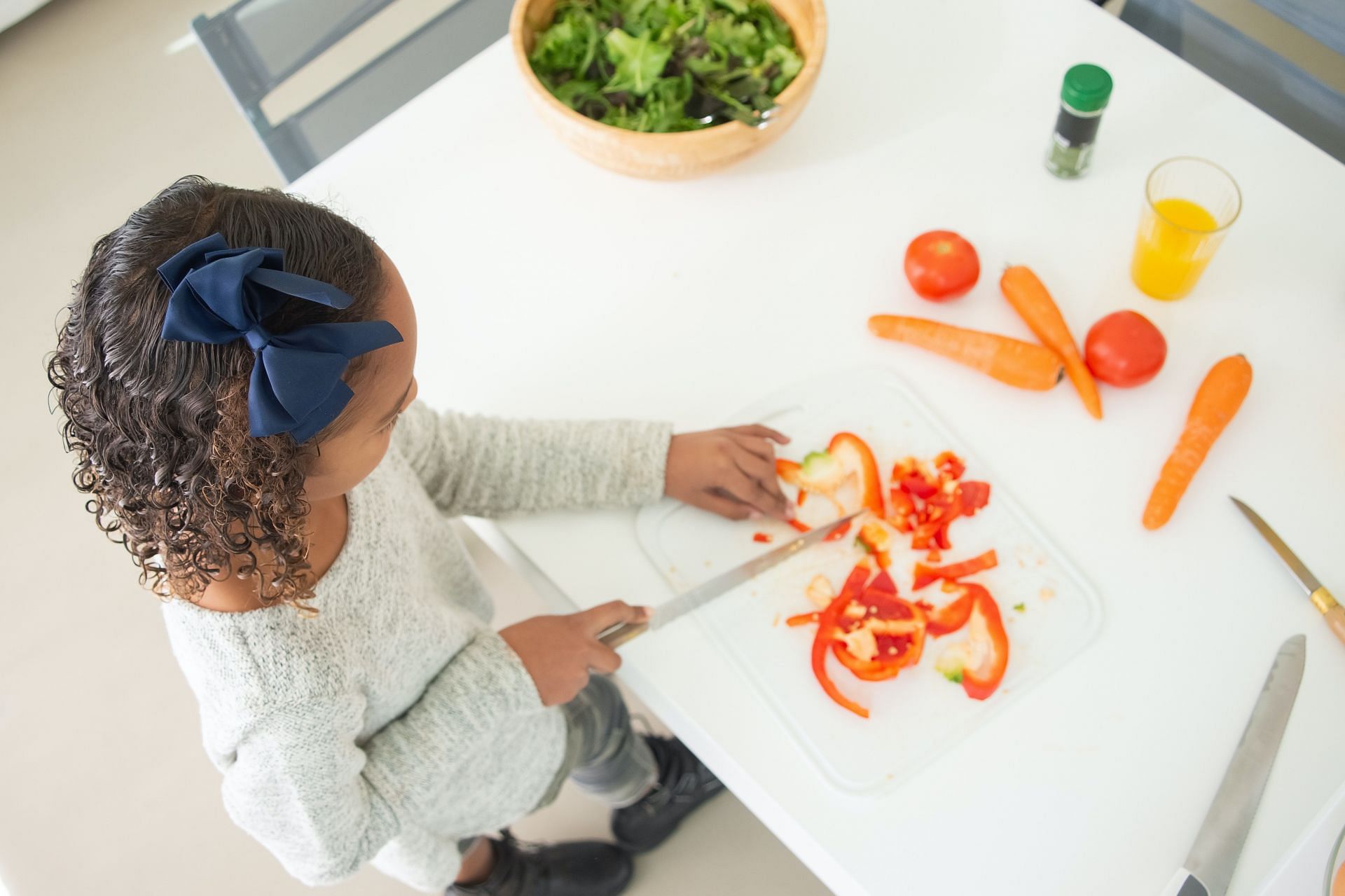 Handle your food properly to prevent contaminating your food. (Image via Pexels/ Kampus Production)